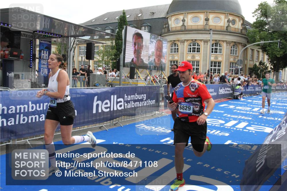 29.06.2025 - hella hamburg halbmarathon Michael Strokosch http://msf.ph/oto/8471108 29.06.2025 10:36:22 Ziel 6829, 6993, 12051, 13991, 14075, 15348, 16158, 17192 meine-sportfotos.de