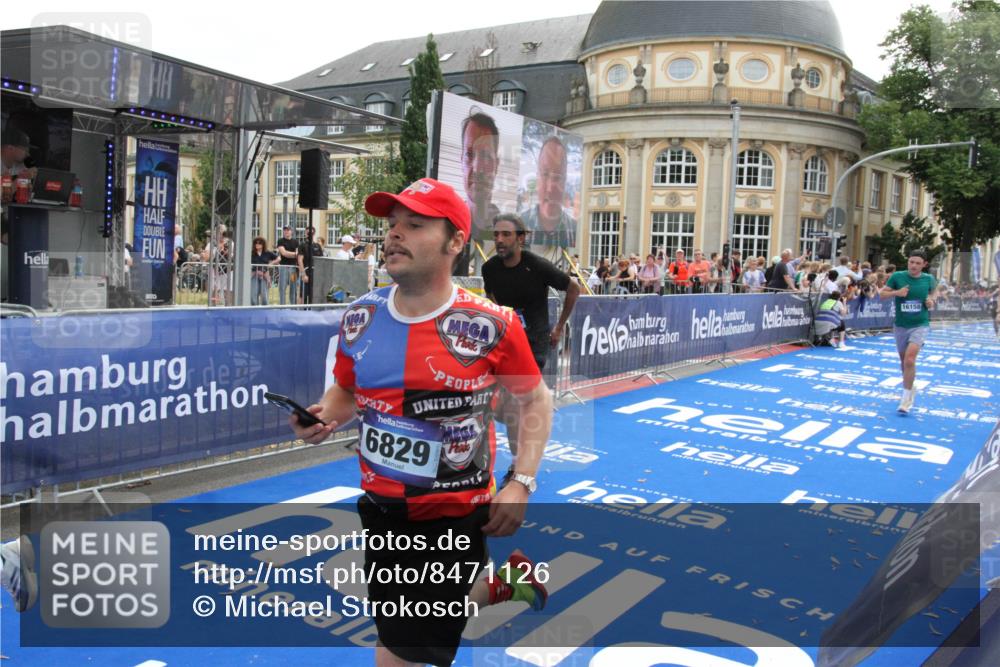29.06.2025 - hella hamburg halbmarathon Michael Strokosch http://msf.ph/oto/8471126 29.06.2025 10:36:22 Ziel 6829, 6993, 12051, 13991, 14075, 15348, 16158, 17192 meine-sportfotos.de