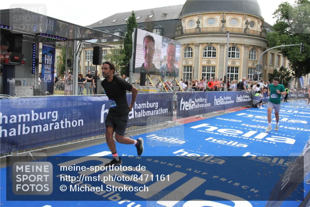 29.06.2025 - hella hamburg halbmarathon Michael Strokosch http://msf.ph/oto/8471161 29.06.2025 10:36:23 Ziel 6829, 6993, 12051, 13991, 14075, 15348, 16158, 17192 meine-sportfotos.de