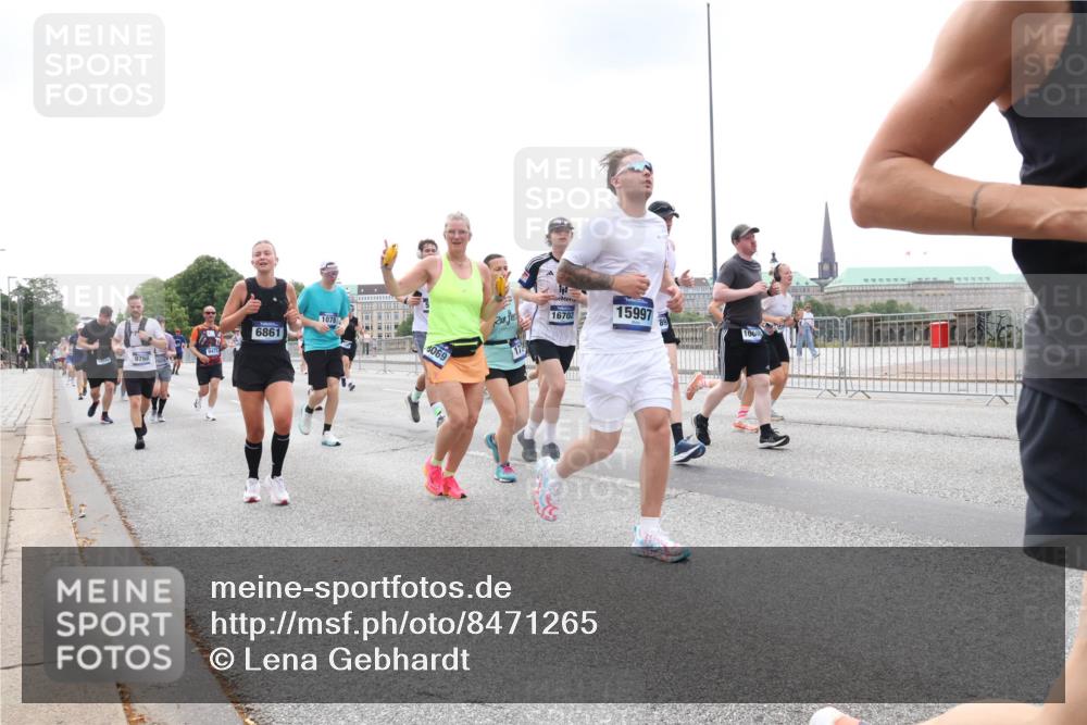 29.06.2025 - hella hamburg halbmarathon Lena Gebhardt http://msf.ph/oto/8471265 29.06.2025 10:33:00 Lombardsbrücke 9768, 6861, 1078, 6069, 16702, 15997, 100, 1078, 1199, 1237, 1324, 1732, 1764, 2038, 2054, 2059, 2085, 2276, 2838, 2959, 3391, 3422, 3660, 3670, 3708, 3753, 3871, 4030, 4096, 4446, 4555, 4650, 5110, 5180, 5581, 5871, 5917, 6040, 6773, 6861, 7308, 7309, 7387, 7531, 7633, 7749, 7750, 7982, 8170, 8595, 8839, 9010, 9034, 9143, 9188, 9289, 9471, 9542, 9768, 10013, 10048, 10277, 11229, 11260, 11713, 11756, 11826, 12039, 12423, 12424, 14305, 14743, 15951 meine-sportfotos.de