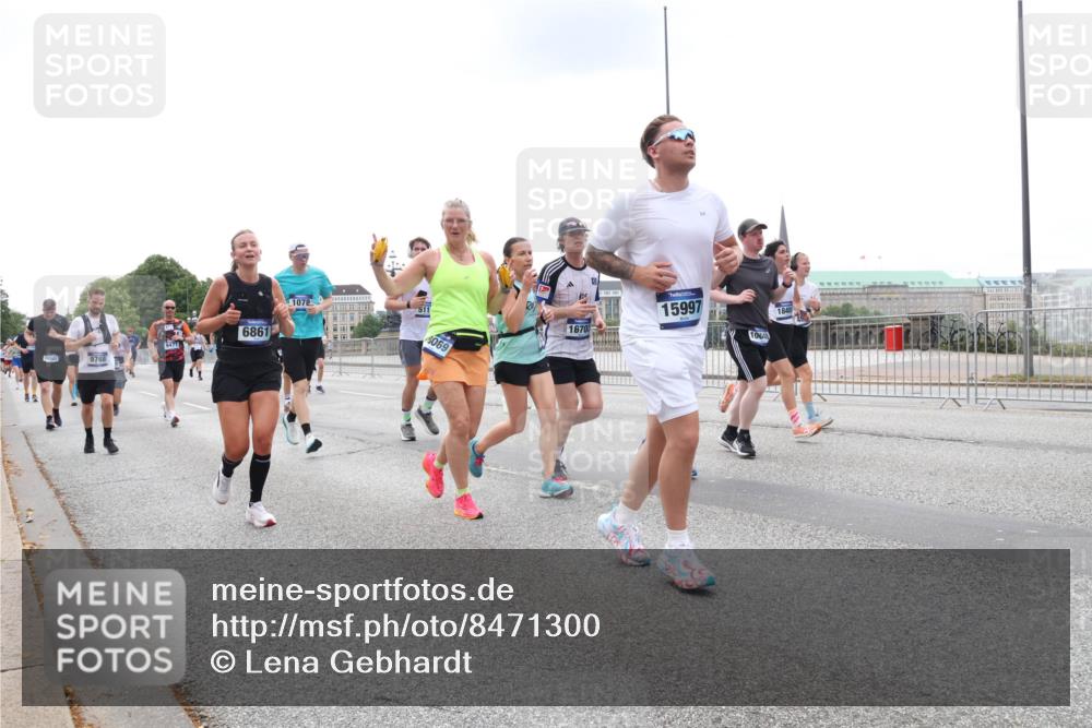 29.06.2025 - hella hamburg halbmarathon Lena Gebhardt http://msf.ph/oto/8471300 29.06.2025 10:33:01 Lombardsbrücke 16502, 9768, 6861, 1078, 6069, 1670, 15997, 100, 1840, 1078, 1199, 1237, 1324, 1732, 1764, 2038, 2054, 2059, 2085, 2276, 2838, 2959, 3391, 3422, 3660, 3670, 3708, 3753, 3871, 4030, 4096, 4445, 4446, 4555, 4650, 5110, 5180, 5581, 5871, 5917, 6040, 6773, 6861, 7308, 7309, 7387, 7531, 7633, 7749, 7750, 7982, 8170, 8595, 8839, 9010, 9034, 9143, 9188, 9289, 9471, 9542, 9768, 10013, 10048, 10277, 11229, 11260, 11713, 11756, 11826, 12039, 12423, 12424, 14305, 14743, 15951 meine-sportfotos.de
