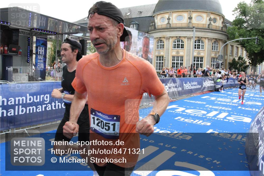 29.06.2025 - hella hamburg halbmarathon Michael Strokosch http://msf.ph/oto/8471321 29.06.2025 10:36:27 Ziel 8084, 10404, 10680, 10852, 11304, 12051, 12916, 14075, 16158, 17192, 18062 meine-sportfotos.de
