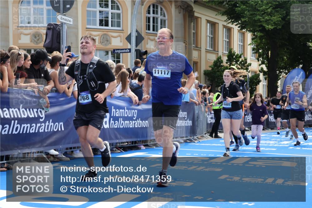 29.06.2025 - hella hamburg halbmarathon Strokosch-Dieckow http://msf.ph/oto/8471359 29.06.2025 11:27:00 Ziel 1011, 1294, 1444, 3768, 4877, 5178, 6270, 8799, 11092, 11117, 11981, 12043, 13382, 14155, 15024, 16182, 16381, 16662, 16801, 18610, 19125 meine-sportfotos.de