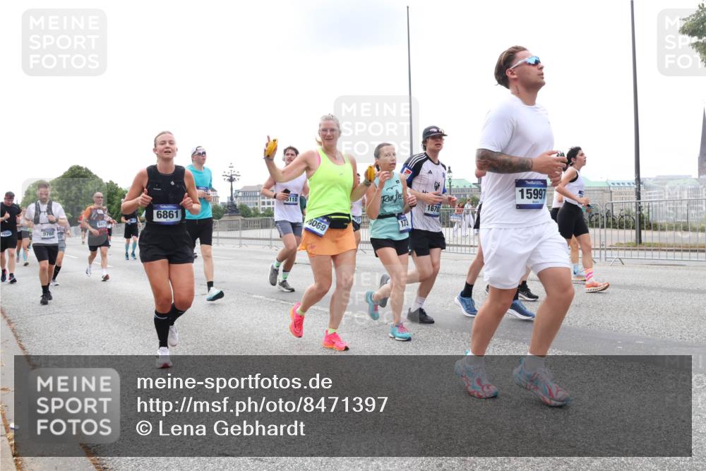 29.06.2025 - hella hamburg halbmarathon Lena Gebhardt http://msf.ph/oto/8471397 29.06.2025 10:33:01 Lombardsbrücke 16502, 9768, 6861, 5110, 8069, 173, 1670, 15997, 1078, 1199, 1237, 1324, 1732, 1764, 2038, 2054, 2059, 2085, 2276, 2838, 2959, 3391, 3422, 3660, 3670, 3708, 3753, 3871, 4030, 4096, 4445, 4446, 4555, 4650, 5110, 5180, 5581, 5871, 5917, 6040, 6773, 6861, 7308, 7309, 7387, 7531, 7633, 7749, 7750, 7982, 8170, 8595, 8839, 9010, 9034, 9143, 9188, 9289, 9471, 9542, 9768, 10013, 10048, 10277, 11229, 11260, 11713, 11756, 11826, 12039, 12423, 12424, 14305, 14743, 15951 meine-sportfotos.de