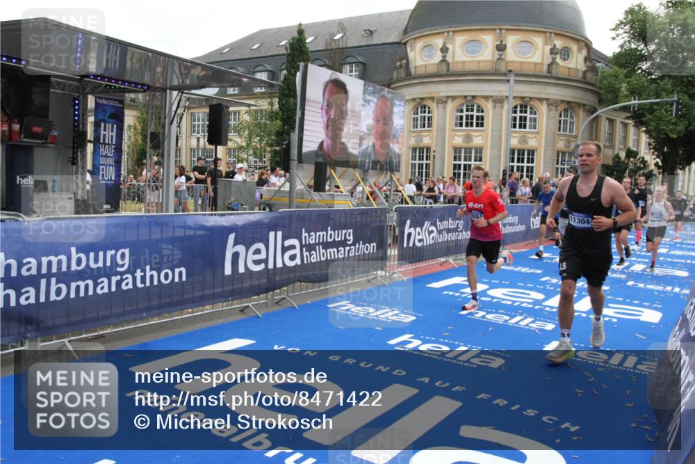 29.06.2025 - hella hamburg halbmarathon Michael Strokosch http://msf.ph/oto/8471422 29.06.2025 10:36:31 Ziel 8084, 9296, 10404, 10680, 10852, 11304, 11833, 12916, 14075, 17723, 18062 meine-sportfotos.de