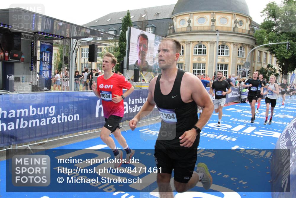 29.06.2025 - hella hamburg halbmarathon Michael Strokosch http://msf.ph/oto/8471461 29.06.2025 10:36:31 Ziel 8084, 9296, 10404, 10680, 10852, 11304, 11833, 12916, 14075, 17723, 18062 meine-sportfotos.de