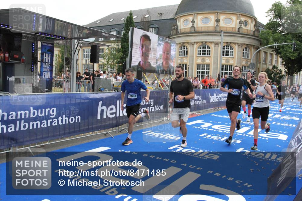 29.06.2025 - hella hamburg halbmarathon Michael Strokosch http://msf.ph/oto/8471485 29.06.2025 10:36:32 Ziel 2121, 8084, 8121, 9296, 10404, 10680, 10852, 11304, 11833, 12916, 17723, 18062 meine-sportfotos.de