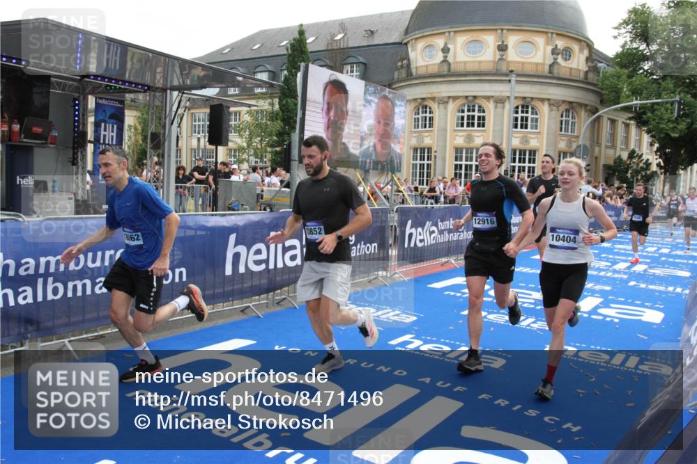 29.06.2025 - hella hamburg halbmarathon Michael Strokosch http://msf.ph/oto/8471496 29.06.2025 10:36:33 Ziel 2121, 8084, 8121, 9296, 10404, 10680, 10852, 11304, 11833, 12916, 17723, 18062 meine-sportfotos.de