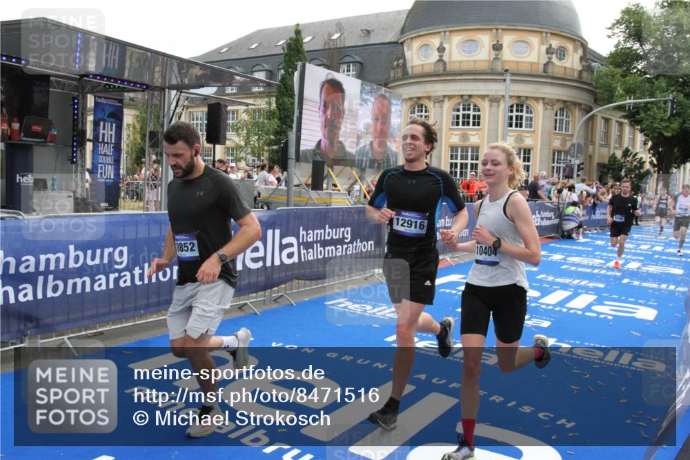 29.06.2025 - hella hamburg halbmarathon Michael Strokosch http://msf.ph/oto/8471516 29.06.2025 10:36:33 Ziel 2121, 8084, 8121, 9296, 10404, 10680, 10852, 11304, 11833, 12916, 17723, 18062 meine-sportfotos.de