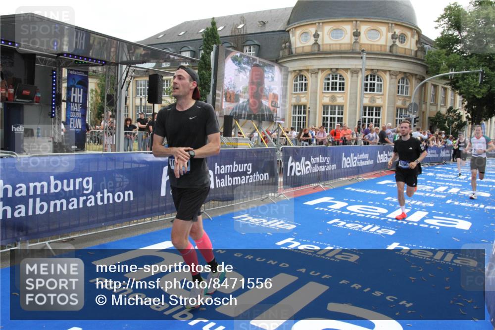 29.06.2025 - hella hamburg halbmarathon Michael Strokosch http://msf.ph/oto/8471556 29.06.2025 10:36:34 Ziel 2121, 6915, 8121, 9296, 10404, 10680, 10852, 11833, 12916, 17723, 18062 meine-sportfotos.de