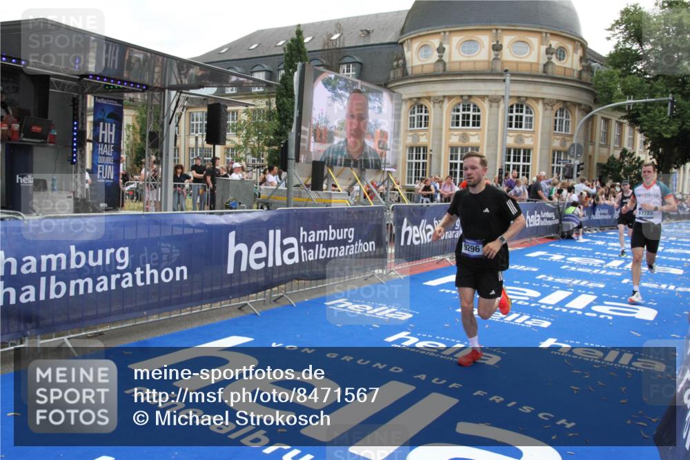 29.06.2025 - hella hamburg halbmarathon Michael Strokosch http://msf.ph/oto/8471567 29.06.2025 10:36:35 Ziel 2121, 6915, 8121, 9296, 10404, 10680, 10852, 11833, 12916, 16523, 17723 meine-sportfotos.de