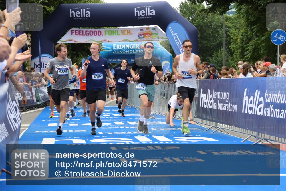 29.06.2025 - hella hamburg halbmarathon Strokosch-Dieckow http://msf.ph/oto/8471572 29.06.2025 10:46:29 Ziel 2222, 2842, 4237, 4497, 5459, 6421, 6978, 7335, 8482, 8981, 9051, 9232, 9386, 9529, 9786, 11185, 11773, 12891, 13525, 14045, 14228, 14482, 15133, 15157, 15206, 16127, 17281, 17461, 18637, 18882, 19209 meine-sportfotos.de