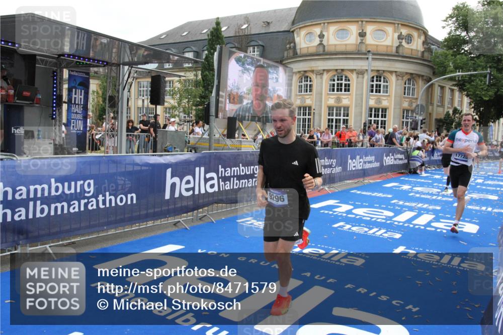 29.06.2025 - hella hamburg halbmarathon Michael Strokosch http://msf.ph/oto/8471579 29.06.2025 10:36:35 Ziel 2121, 6915, 8121, 9296, 10404, 10680, 10852, 11833, 12916, 16523, 17723 meine-sportfotos.de