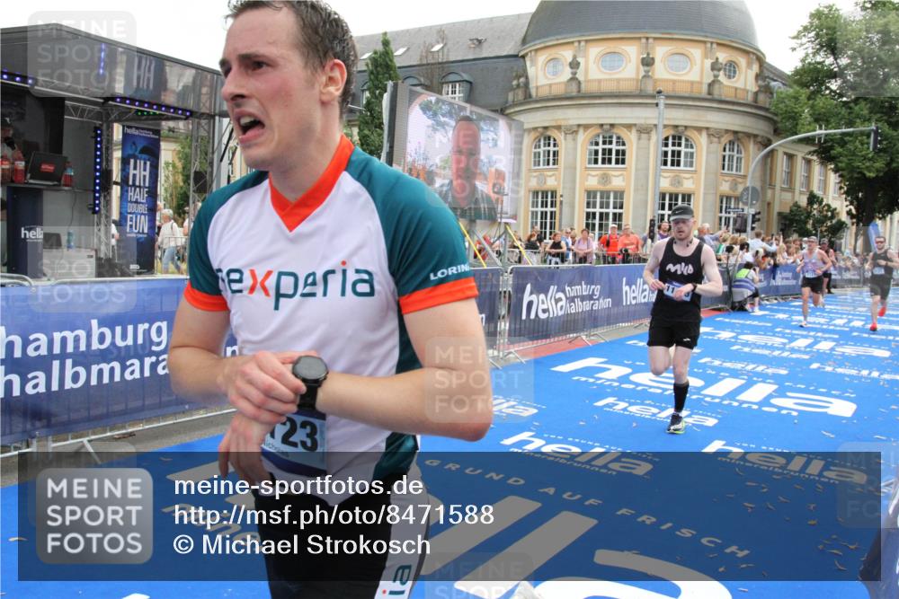 29.06.2025 - hella hamburg halbmarathon Michael Strokosch http://msf.ph/oto/8471588 29.06.2025 10:36:36 Ziel 2121, 6915, 8121, 9296, 10680, 11833, 16523, 17723 meine-sportfotos.de