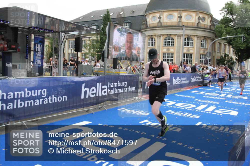 29.06.2025 - hella hamburg halbmarathon Michael Strokosch http://msf.ph/oto/8471597 29.06.2025 10:36:37 Ziel 2121, 3809, 6915, 8121, 9296, 11833, 16523, 17723 meine-sportfotos.de