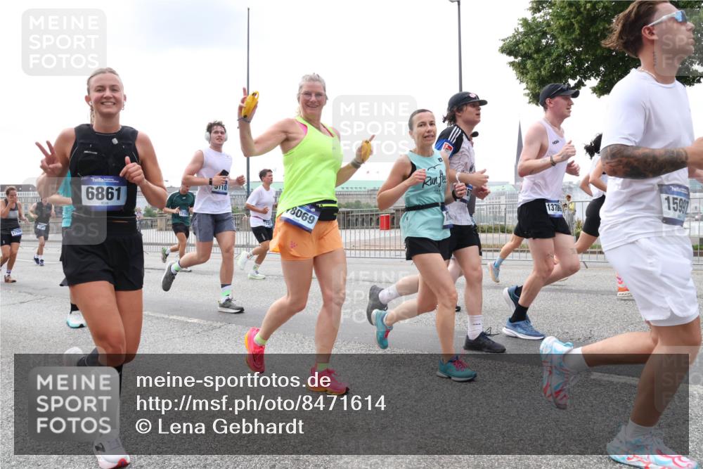 29.06.2025 - hella hamburg halbmarathon Lena Gebhardt http://msf.ph/oto/8471614 29.06.2025 10:33:02 Lombardsbrücke 6861, 17157, 8069, 13785, 15997, 1078, 1237, 1324, 1732, 1764, 2038, 2054, 2059, 2085, 2276, 2838, 2959, 3391, 3422, 3660, 3670, 3708, 3753, 3871, 4030, 4096, 4445, 4446, 4555, 4650, 5110, 5180, 5581, 5917, 6040, 6773, 6861, 7308, 7309, 7387, 7531, 7633, 7749, 7750, 7982, 8170, 8595, 8839, 9010, 9034, 9143, 9188, 9289, 9471, 9542, 9768, 10013, 10048, 10277, 11229, 11260, 11713, 11756, 11826, 12039, 12423, 12424, 14305, 14743, 15951 meine-sportfotos.de