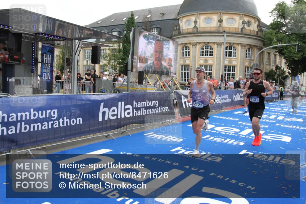29.06.2025 - hella hamburg halbmarathon Michael Strokosch http://msf.ph/oto/8471626 29.06.2025 10:36:39 Ziel 1571, 2121, 3809, 5092, 6915, 8121, 11833, 16523, 18038, 18733 meine-sportfotos.de