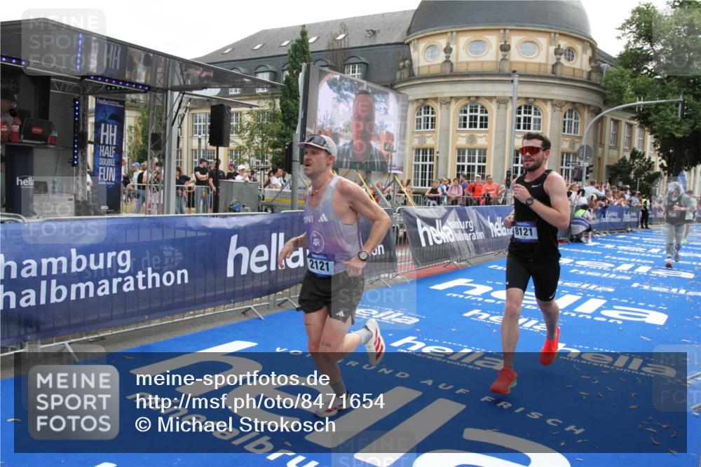 29.06.2025 - hella hamburg halbmarathon Michael Strokosch http://msf.ph/oto/8471654 29.06.2025 10:36:39 Ziel 1571, 2121, 3809, 5092, 6915, 8121, 11833, 16523, 18038, 18733 meine-sportfotos.de