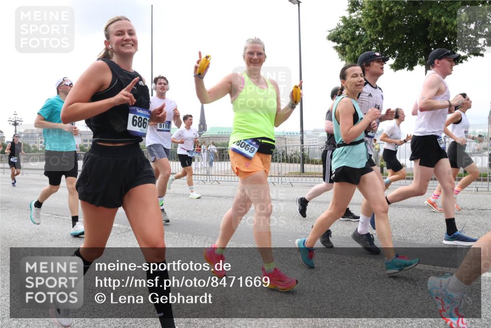 29.06.2025 - hella hamburg halbmarathon Lena Gebhardt http://msf.ph/oto/8471669 29.06.2025 10:33:02 Lombardsbrücke 686, 50, 5110, 8069, 131, 1078, 1237, 1324, 1732, 1764, 2038, 2054, 2059, 2085, 2276, 2838, 2959, 3391, 3422, 3660, 3670, 3708, 3753, 3871, 4030, 4096, 4445, 4446, 4555, 4650, 5110, 5180, 5581, 5917, 6040, 6773, 6861, 7308, 7309, 7387, 7531, 7633, 7749, 7750, 7982, 8170, 8595, 8839, 9010, 9034, 9143, 9188, 9289, 9471, 9542, 9768, 10013, 10048, 10277, 11229, 11260, 11713, 11756, 11826, 12039, 12423, 12424, 14305, 14743, 15951 meine-sportfotos.de