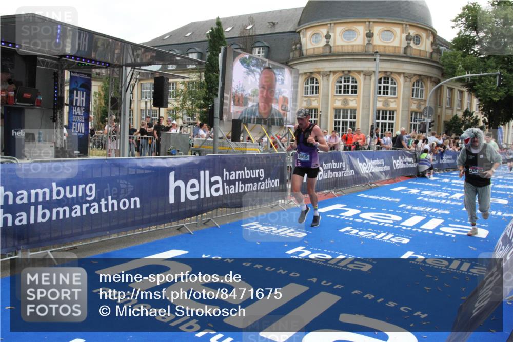 29.06.2025 - hella hamburg halbmarathon Michael Strokosch http://msf.ph/oto/8471675 29.06.2025 10:36:41 Ziel 1571, 2121, 3809, 5092, 6915, 8121, 14622, 16523, 18038, 18733 meine-sportfotos.de