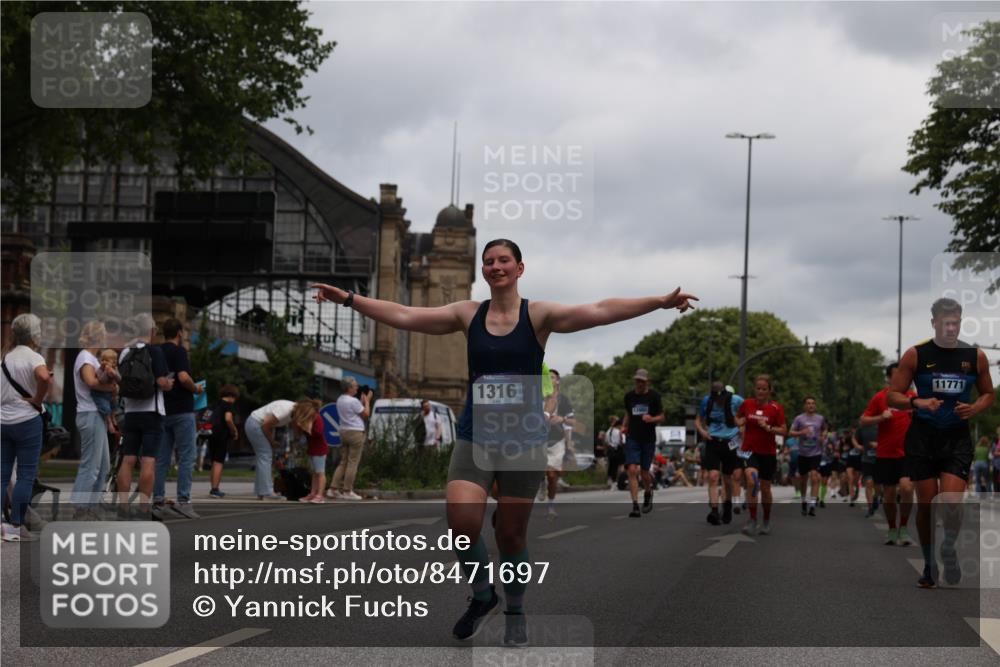 29.06.2025 - hella hamburg halbmarathon Yannick Fuchs http://msf.ph/oto/8471697 29.06.2025 10:57:41 20KM 1184, 1316, 1464, 1722, 1724, 1940, 2685, 3360, 4328, 4370, 5305, 5384, 7243, 7290, 7333, 8561, 9191, 9439, 9681, 10705, 10766, 10866, 11149, 11527, 11657, 11771, 12315, 12316, 12513, 12662, 13171, 13841, 14135, 14313, 14493, 15516, 15532, 15550, 15897, 16424, 16426, 16639, 16995, 17061, 17071, 17437, 17730, 17894, 18122, 18717 meine-sportfotos.de