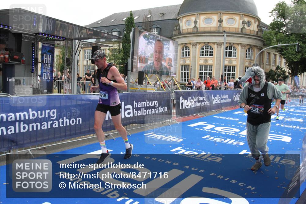 29.06.2025 - hella hamburg halbmarathon Michael Strokosch http://msf.ph/oto/8471716 29.06.2025 10:36:42 Ziel 1571, 3809, 5092, 6915, 14622, 15621, 16523, 18038, 18733 meine-sportfotos.de