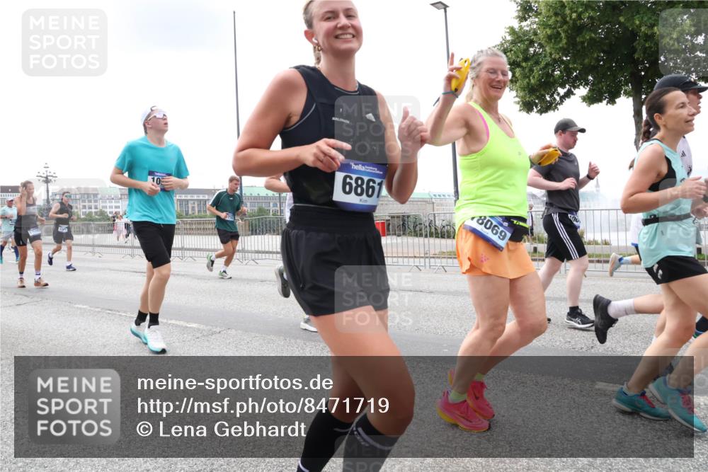29.06.2025 - hella hamburg halbmarathon Lena Gebhardt http://msf.ph/oto/8471719 29.06.2025 10:33:02 Lombardsbrücke 11, 6861, 8069, 1078, 1237, 1324, 1732, 1764, 2038, 2054, 2059, 2085, 2276, 2838, 2959, 3391, 3422, 3660, 3670, 3708, 3753, 3871, 4030, 4096, 4445, 4446, 4555, 4650, 5110, 5180, 5581, 5917, 6040, 6773, 6861, 7308, 7309, 7387, 7531, 7633, 7749, 7750, 7982, 8170, 8595, 8839, 9010, 9034, 9143, 9188, 9289, 9471, 9542, 9768, 10013, 10048, 10277, 11229, 11260, 11713, 11756, 11826, 12039, 12423, 12424, 14305, 14743, 15951 meine-sportfotos.de