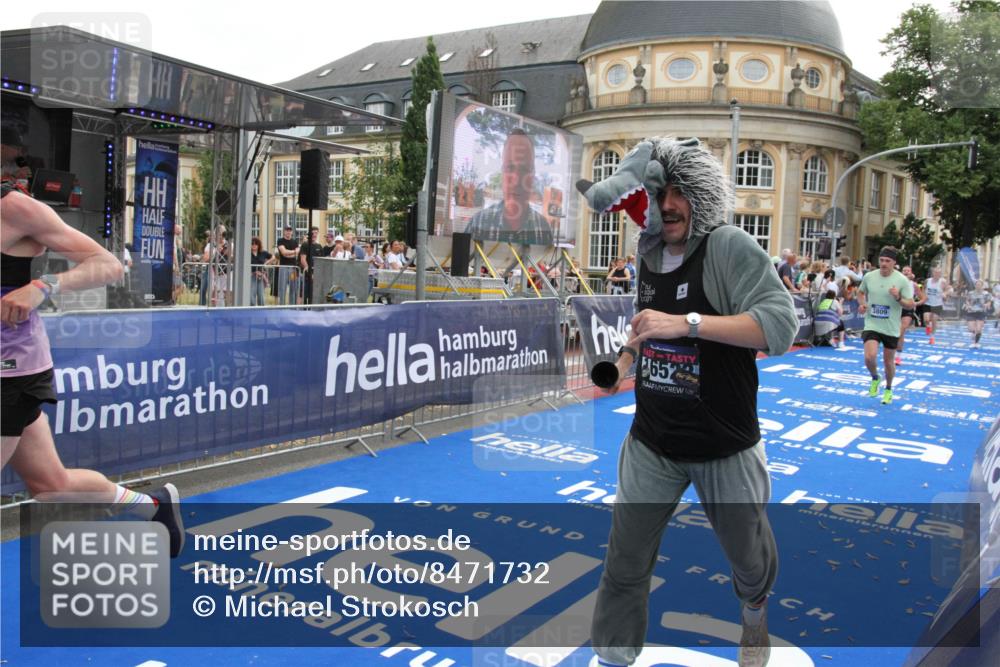 29.06.2025 - hella hamburg halbmarathon Michael Strokosch http://msf.ph/oto/8471732 29.06.2025 10:36:42 Ziel 1571, 3809, 5092, 6915, 14622, 15621, 16523, 18038, 18733 meine-sportfotos.de