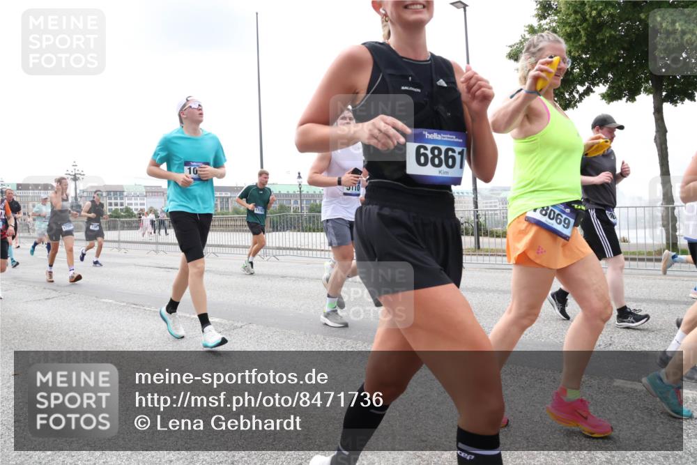 29.06.2025 - hella hamburg halbmarathon Lena Gebhardt http://msf.ph/oto/8471736 29.06.2025 10:33:02 Lombardsbrücke 10, 17157, 6861, 8069, 1078, 1237, 1324, 1732, 1764, 2038, 2054, 2059, 2085, 2276, 2838, 2959, 3391, 3422, 3660, 3670, 3708, 3753, 3871, 4030, 4096, 4445, 4446, 4555, 4650, 5110, 5180, 5581, 5917, 6040, 6773, 6861, 7308, 7309, 7387, 7531, 7633, 7749, 7750, 7982, 8170, 8595, 8839, 9010, 9034, 9143, 9188, 9289, 9471, 9542, 9768, 10013, 10048, 10277, 11229, 11260, 11713, 11756, 11826, 12039, 12423, 12424, 14305, 14743, 15951 meine-sportfotos.de