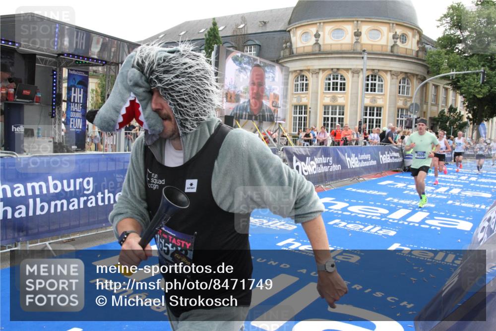29.06.2025 - hella hamburg halbmarathon Michael Strokosch http://msf.ph/oto/8471749 29.06.2025 10:36:42 Ziel 1571, 3809, 5092, 6915, 14622, 15621, 16523, 18038, 18733 meine-sportfotos.de