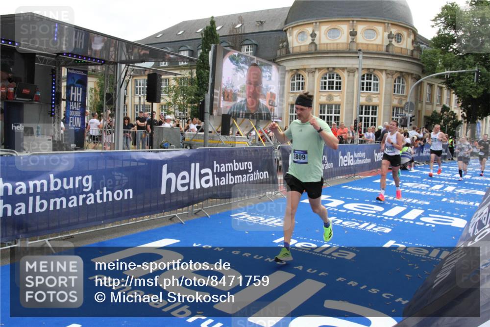 29.06.2025 - hella hamburg halbmarathon Michael Strokosch http://msf.ph/oto/8471759 29.06.2025 10:36:44 Ziel 1571, 3809, 5092, 5961, 14622, 15621, 16523, 18038, 18733 meine-sportfotos.de