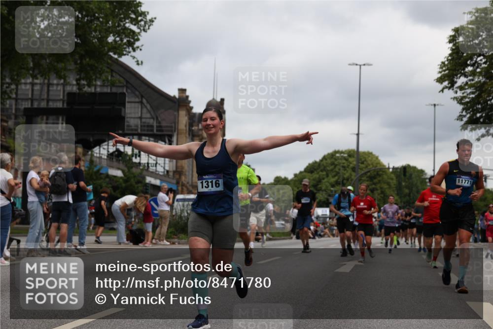 29.06.2025 - hella hamburg halbmarathon Yannick Fuchs http://msf.ph/oto/8471780 29.06.2025 10:57:41 20KM 1184, 1316, 1464, 1722, 1724, 1940, 2685, 3360, 4328, 4370, 5305, 5384, 7243, 7290, 7333, 8561, 9191, 9439, 9681, 10705, 10766, 10866, 11149, 11527, 11657, 11771, 12315, 12316, 12513, 12662, 13171, 13841, 14135, 14313, 14493, 15516, 15532, 15550, 15897, 16424, 16426, 16639, 16995, 17061, 17071, 17437, 17730, 17894, 18122, 18717 meine-sportfotos.de