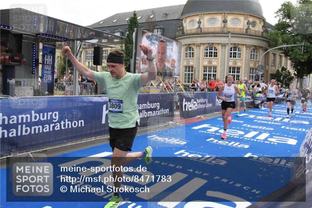 29.06.2025 - hella hamburg halbmarathon Michael Strokosch http://msf.ph/oto/8471783 29.06.2025 10:36:44 Ziel 1571, 3809, 5092, 5961, 14622, 15621, 16523, 18038, 18733 meine-sportfotos.de