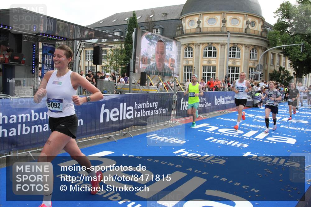 29.06.2025 - hella hamburg halbmarathon Michael Strokosch http://msf.ph/oto/8471815 29.06.2025 10:36:45 Ziel 1571, 3809, 5092, 5961, 14622, 15621, 18038, 18733 meine-sportfotos.de
