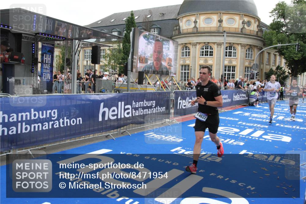 29.06.2025 - hella hamburg halbmarathon Michael Strokosch http://msf.ph/oto/8471954 29.06.2025 10:36:48 Ziel 1571, 4865, 5961, 6529, 13343, 14622, 15621, 15939, 18038, 18733 meine-sportfotos.de