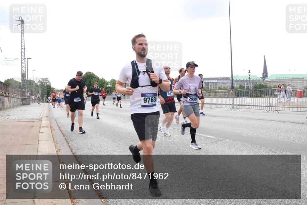 29.06.2025 - hella hamburg halbmarathon Lena Gebhardt http://msf.ph/oto/8471962 29.06.2025 10:33:03 Lombardsbrücke 16502, 9768, 947, 2959, 1078, 1237, 1324, 1732, 1764, 2038, 2054, 2059, 2085, 2276, 2838, 2959, 3341, 3391, 3422, 3660, 3670, 3708, 3753, 3871, 4030, 4096, 4445, 4446, 4555, 4650, 5110, 5180, 5581, 5917, 6040, 6773, 6861, 7308, 7309, 7387, 7531, 7633, 7749, 7750, 7982, 8170, 8595, 8839, 9010, 9034, 9143, 9188, 9289, 9471, 9542, 9591, 9592, 9768, 10013, 10048, 10277, 11229, 11260, 11713, 11756, 11826, 12039, 12423, 12424, 14305, 14743, 15951 meine-sportfotos.de