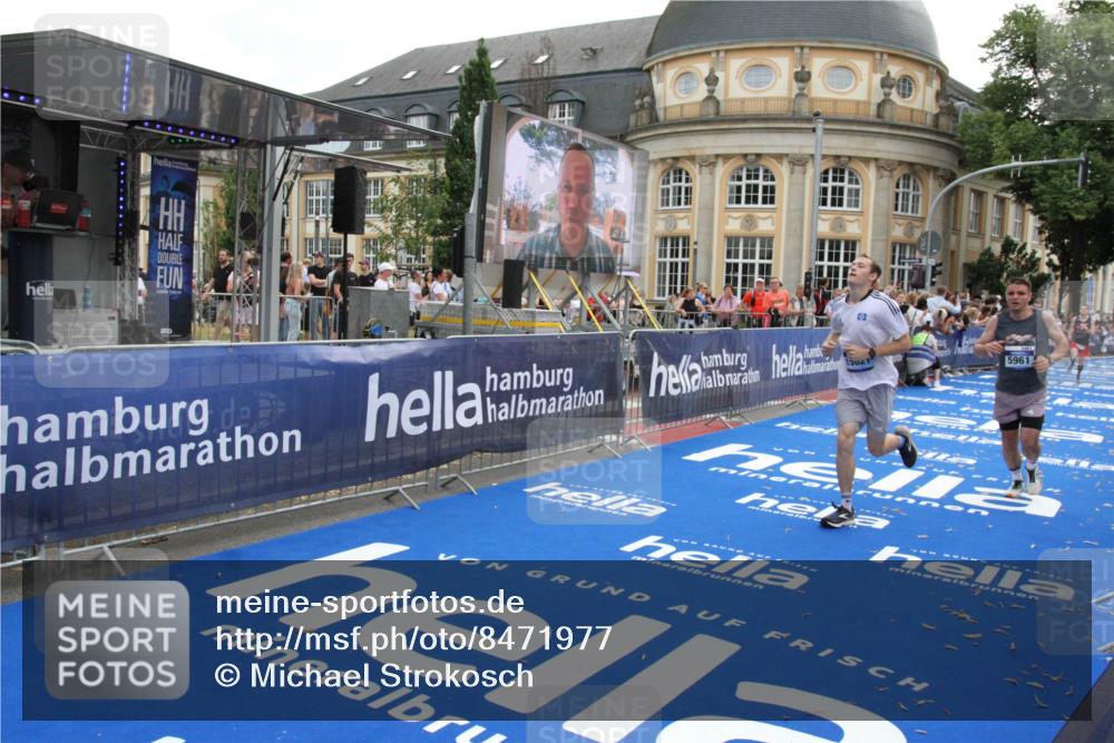 29.06.2025 - hella hamburg halbmarathon Michael Strokosch http://msf.ph/oto/8471977 29.06.2025 10:36:49 Ziel 4865, 5961, 6529, 13343, 14622, 15621, 15939 meine-sportfotos.de