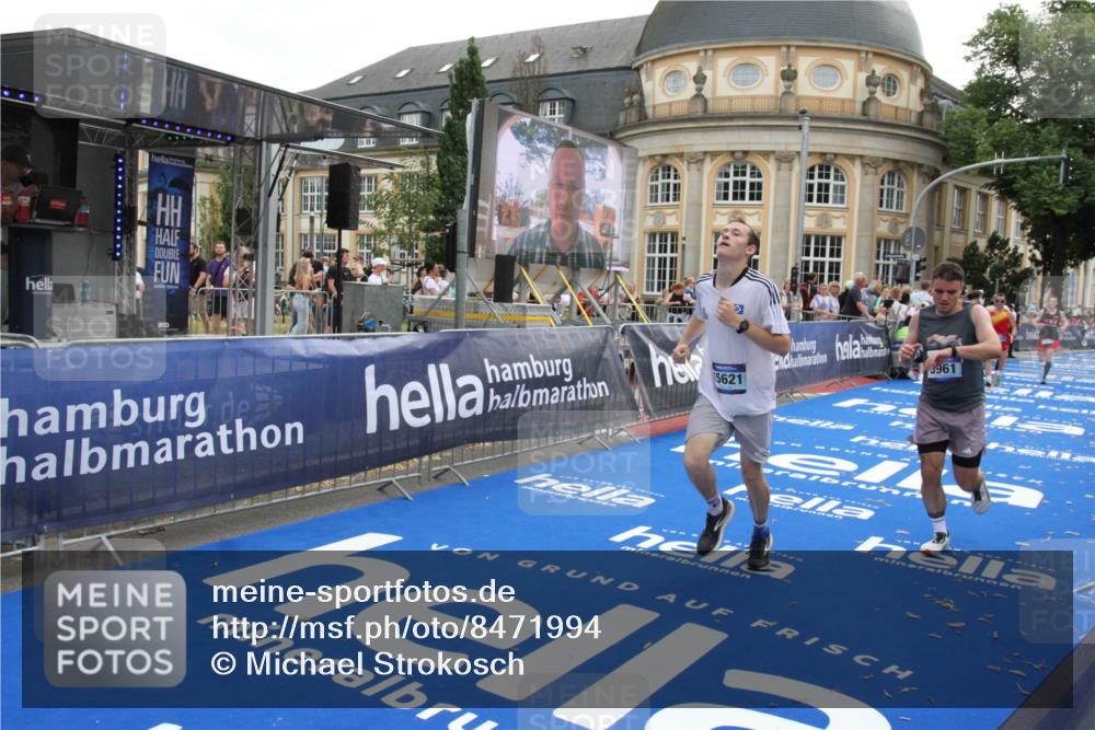 29.06.2025 - hella hamburg halbmarathon Michael Strokosch http://msf.ph/oto/8471994 29.06.2025 10:36:50 Ziel 4865, 5961, 6529, 7310, 13343, 14622, 15621, 15939 meine-sportfotos.de