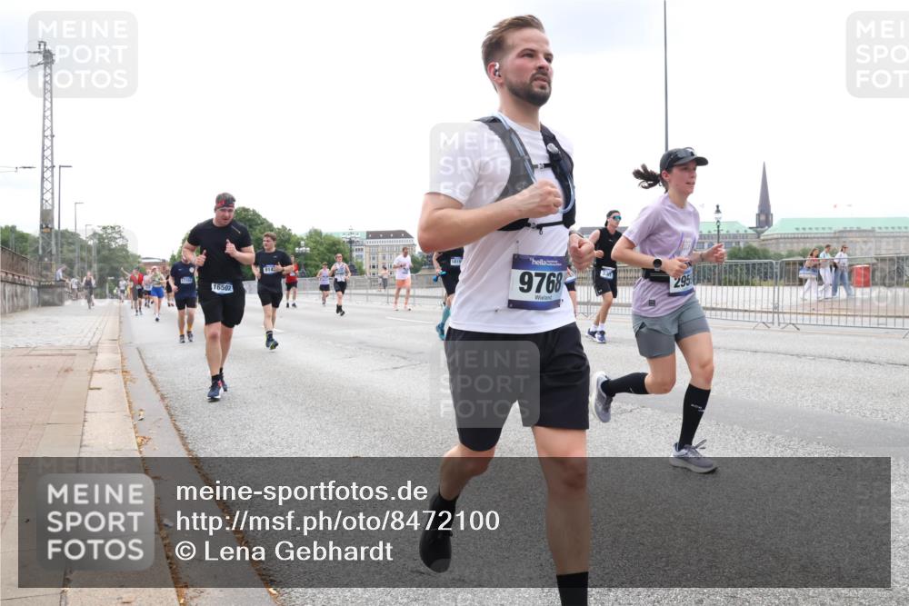 29.06.2025 - hella hamburg halbmarathon Lena Gebhardt http://msf.ph/oto/8472100 29.06.2025 10:33:04 Lombardsbrücke 17102, 16502, 914, 1819, 9768, 295, 1078, 1237, 1324, 1732, 1764, 2038, 2054, 2059, 2085, 2276, 2838, 2959, 3341, 3391, 3422, 3660, 3670, 3708, 3753, 3871, 4030, 4096, 4445, 4446, 4555, 4650, 5110, 5180, 5581, 5917, 6040, 6773, 6861, 7308, 7309, 7387, 7531, 7633, 7749, 7750, 7982, 8170, 8595, 8839, 9010, 9034, 9143, 9188, 9289, 9471, 9542, 9591, 9592, 9768, 9780, 10013, 10048, 10277, 11229, 11260, 11713, 11756, 11826, 12039, 12423, 12424, 14305, 14743, 15951 meine-sportfotos.de