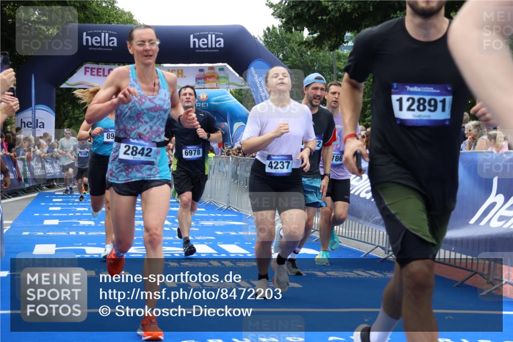 29.06.2025 - hella hamburg halbmarathon Strokosch-Dieckow http://msf.ph/oto/8472203 29.06.2025 10:46:27 Ziel 1600, 2222, 2842, 4237, 4497, 5459, 6421, 6978, 7335, 8142, 8482, 8981, 9232, 9386, 9529, 9786, 11185, 11773, 12171, 12651, 12891, 13525, 13698, 14045, 14228, 14482, 15157, 15206, 16127, 17281, 17461, 18211, 18637, 18882, 19209 meine-sportfotos.de