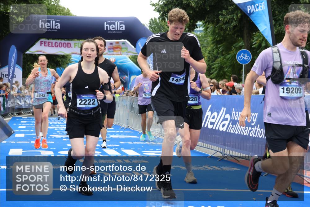 29.06.2025 - hella hamburg halbmarathon Strokosch-Dieckow http://msf.ph/oto/8472325 29.06.2025 10:46:25 Ziel 1600, 2222, 2842, 4237, 4497, 5459, 6421, 6691, 6978, 7335, 8142, 8482, 8981, 9232, 9386, 9529, 9786, 11185, 11773, 12171, 12651, 12891, 13698, 14045, 14200, 14228, 14262, 14482, 15157, 16127, 17281, 17461, 18118, 18211, 18637, 18882, 19209 meine-sportfotos.de