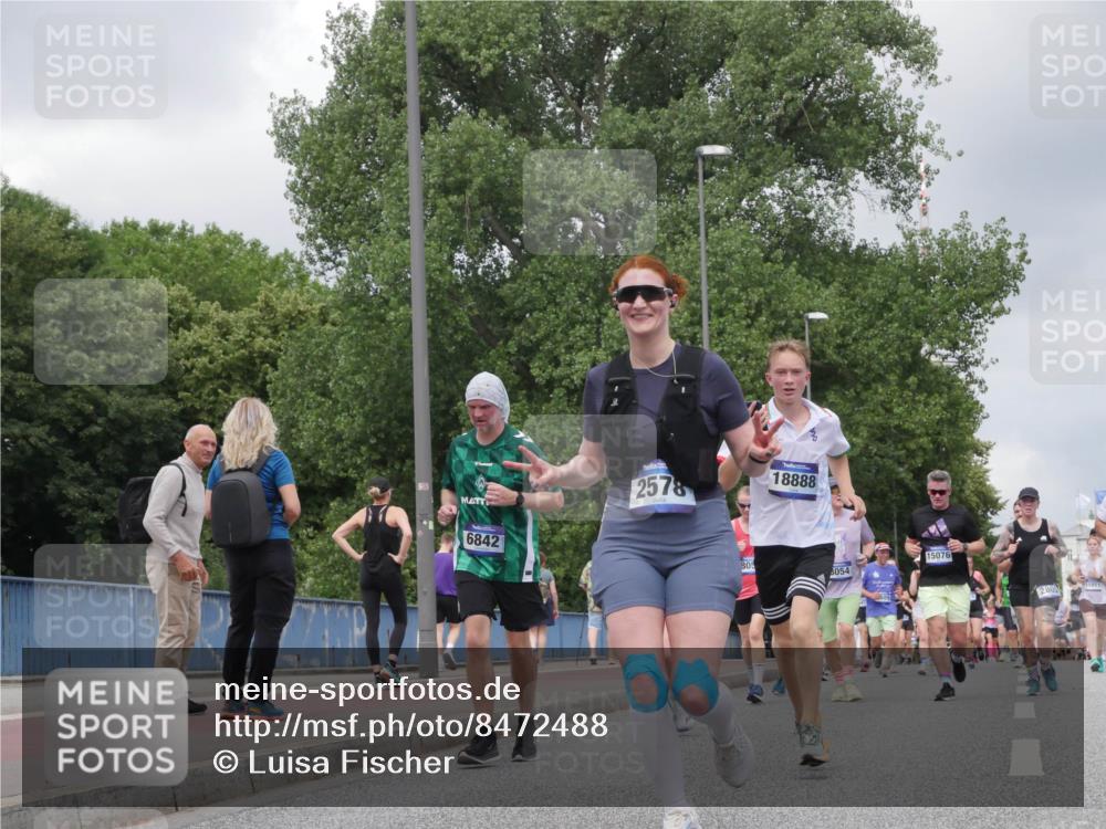 29.06.2025 - hella hamburg halbmarathon Luisa Fischer http://msf.ph/oto/8472488 29.06.2025 10:44:41 Kennedybrücke 6842, 2578, 18888, 805, 8054, 15076, 2805, 11851, 2805, 3344, 4412, 5928, 7661, 8769, 10407 meine-sportfotos.de