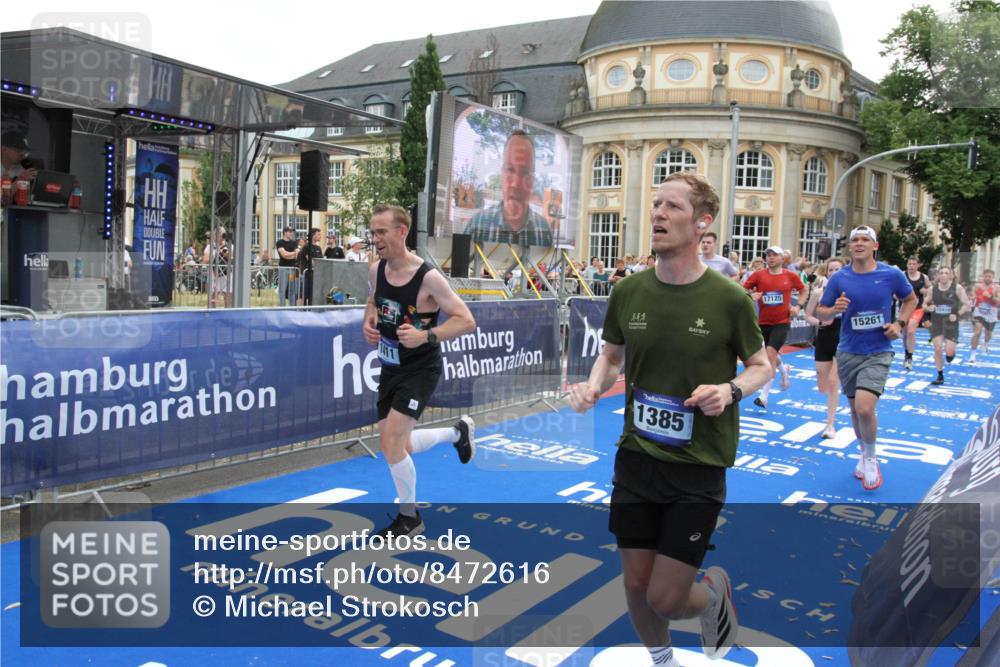 29.06.2025 - hella hamburg halbmarathon Michael Strokosch http://msf.ph/oto/8472616 29.06.2025 10:37:07 Ziel 1385, 1411, 5315, 6123, 6458, 7482, 9178, 10738, 11120, 15261, 15410, 16992, 17024, 17125, 17658 meine-sportfotos.de