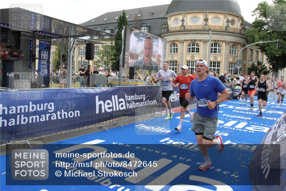 29.06.2025 - hella hamburg halbmarathon Michael Strokosch http://msf.ph/oto/8472645 29.06.2025 10:37:08 Ziel 1385, 1411, 5315, 5923, 6123, 6458, 7482, 9178, 10738, 11120, 15261, 15410, 16992, 17024, 17125, 17658 meine-sportfotos.de