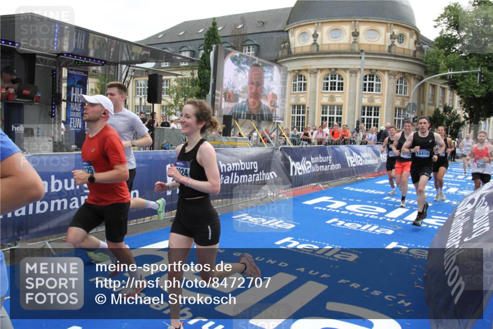 29.06.2025 - hella hamburg halbmarathon Michael Strokosch http://msf.ph/oto/8472707 29.06.2025 10:37:09 Ziel 1385, 1411, 5923, 6123, 6458, 7482, 8362, 9178, 10738, 11120, 15261, 15410, 16992, 17024, 17125, 17658 meine-sportfotos.de