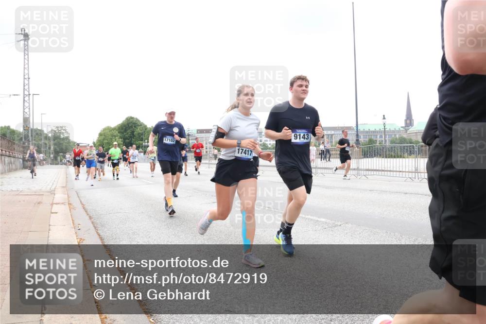 29.06.2025 - hella hamburg halbmarathon Lena Gebhardt http://msf.ph/oto/8472919 29.06.2025 10:33:06 Lombardsbrücke 17102, 17417, 9143, 1078, 1237, 1324, 1732, 1764, 2038, 2054, 2059, 2085, 2276, 2838, 2959, 3341, 3391, 3422, 3660, 3708, 3753, 3812, 3871, 4030, 4096, 4445, 4446, 4555, 4650, 5110, 5180, 5581, 5917, 6040, 6773, 6861, 7308, 7309, 7387, 7531, 7750, 7982, 8170, 8595, 8839, 9010, 9034, 9143, 9188, 9289, 9471, 9542, 9591, 9592, 9768, 9780, 10013, 10048, 10277, 11229, 11260, 11713, 11756, 11826, 12039, 12423, 12424, 14305, 14743, 15951 meine-sportfotos.de
