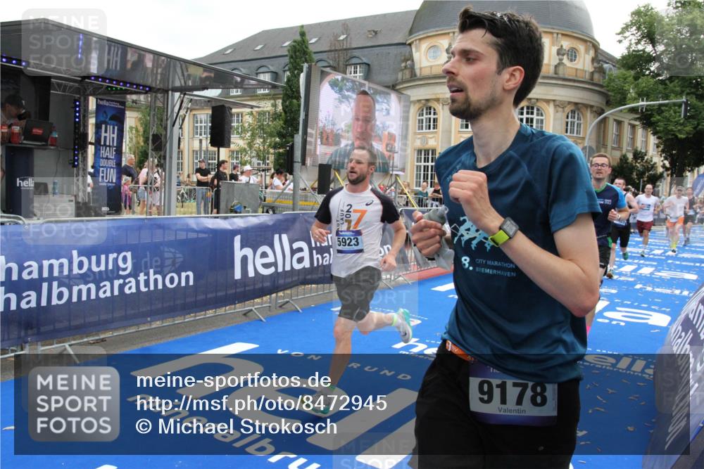 29.06.2025 - hella hamburg halbmarathon Michael Strokosch http://msf.ph/oto/8472945 29.06.2025 10:37:15 Ziel 4860, 5923, 7482, 8362, 9178, 10190, 11423, 13972, 15178, 17137, 17726 meine-sportfotos.de