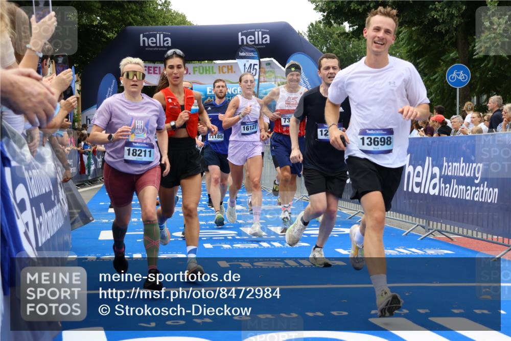 29.06.2025 - hella hamburg halbmarathon Strokosch-Dieckow http://msf.ph/oto/8472984 29.06.2025 10:46:22 Ziel 1600, 2222, 2842, 3056, 4237, 4497, 6421, 6691, 6978, 7335, 8142, 8981, 9386, 9497, 9786, 11185, 11773, 12171, 12651, 12891, 13698, 14045, 14200, 14228, 14262, 14482, 15157, 16127, 18118, 18211, 18637, 19209 meine-sportfotos.de