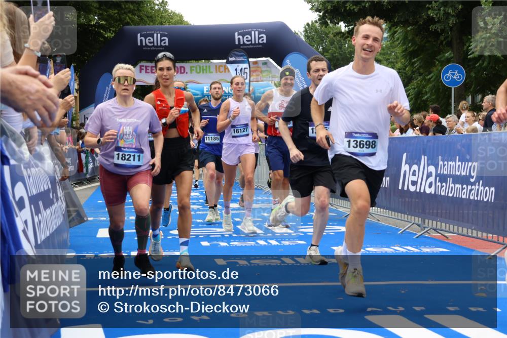 29.06.2025 - hella hamburg halbmarathon Strokosch-Dieckow http://msf.ph/oto/8473066 29.06.2025 10:46:22 Ziel 1600, 2222, 2842, 3056, 4237, 4497, 6421, 6691, 6978, 7335, 8142, 8981, 9386, 9497, 9786, 11185, 11773, 12171, 12651, 12891, 13698, 14045, 14200, 14228, 14262, 14482, 15157, 16127, 18118, 18211, 18637, 19209 meine-sportfotos.de