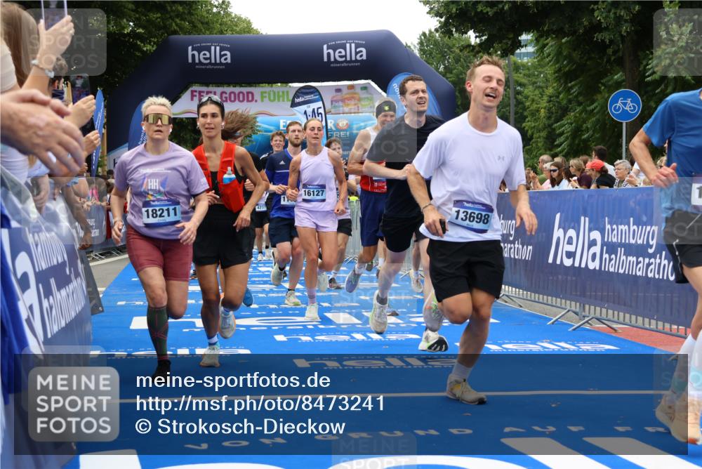 29.06.2025 - hella hamburg halbmarathon Strokosch-Dieckow http://msf.ph/oto/8473241 29.06.2025 10:46:22 Ziel 1600, 2222, 2842, 3056, 4237, 4497, 6421, 6691, 6978, 7335, 8142, 8981, 9386, 9497, 9786, 11185, 11773, 12171, 12651, 12891, 13698, 14045, 14200, 14228, 14262, 14482, 15157, 16127, 18118, 18211, 18637, 19209 meine-sportfotos.de